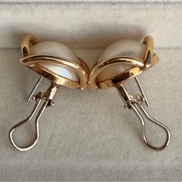 Vintage 14k gold Mabe Pearl Earrings lever Back Vintage (circa 1960s–1980s) - Picture 10 of 12